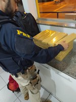 PRF apreende 30 Kg de maconha com passageiro de ônibus na BR-163