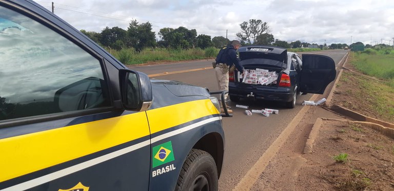 PRF apreende em Brasilândia (MS) 10 mil maços de cigarros contrabandeados