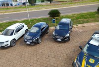PRF recupera três veículos em caminhão cegonha na BR-267