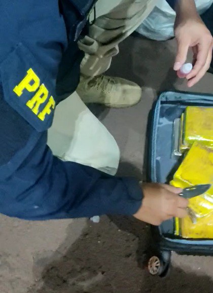 PRF apreende 22,8 Kg de cocaína com passageiro de ônibus em Terenos (MS)