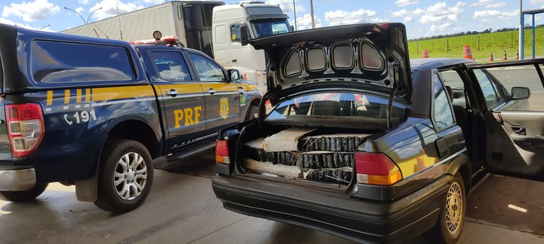 PRF apreende 218 Kg de maconha de maconha em Naviraí (MS)