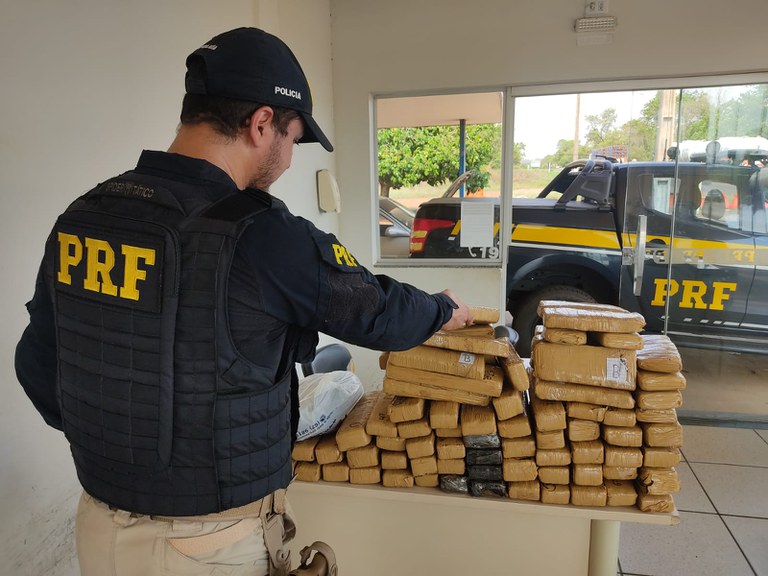 PRF apreende 61 Kg de maconha e 2 Kg de skunk em Água Clara (MS)