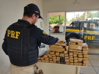 PRF apreende 61 Kg de maconha e 2 Kg de skunk em Água Clara (MS)