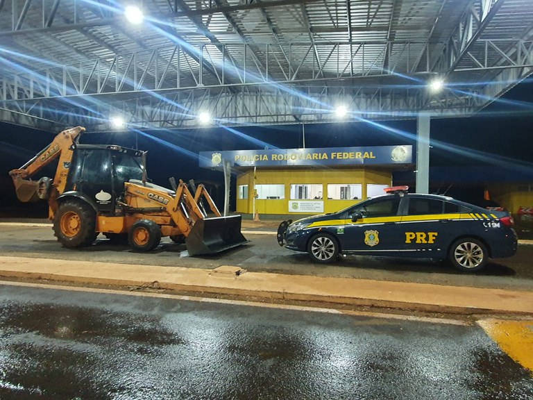 PRF recupera um trator retroescavadeira em Ponta Porã (MS)