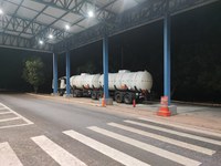 Polícia Rodoviária Federal aborda veículo que transportava produto perigoso sendo derramado sobre a via