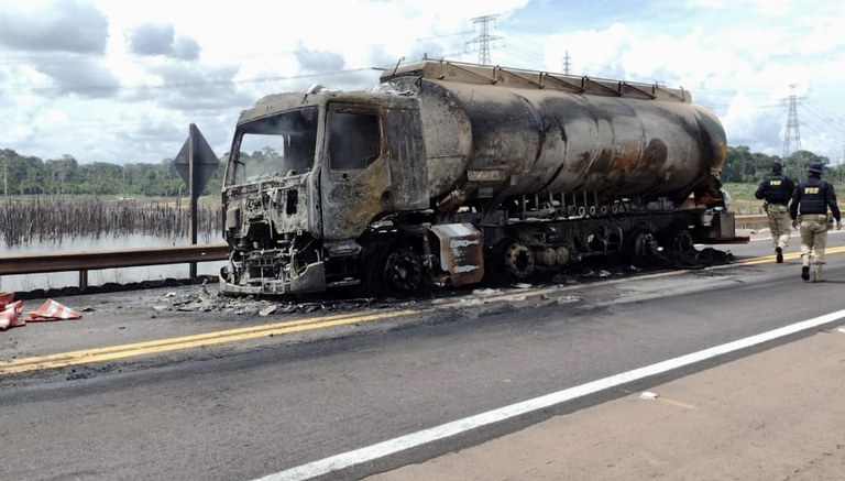 Criminosos incendeiam caminhões na BR-163.jpeg