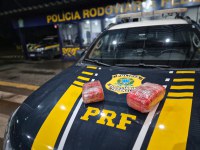 PRF apreende skunk em mochila abandonada em ônibus e prende passageiro em Rondonópolis-MT
