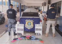 PRF e PM apreendem 25 kg de pasta base de cocaína em veículo em Canarana-MT