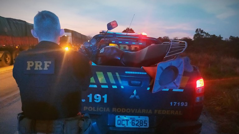 Durante comando realizado na BR-070, a PRF apreendeu motocicleta com os elementos identificadores adulterados