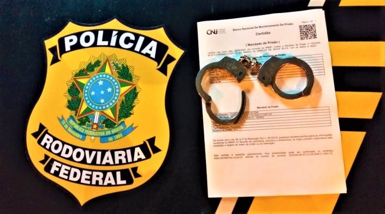 Equipes da PRF prendem homem com mandado de prisão em aberto desde 2019