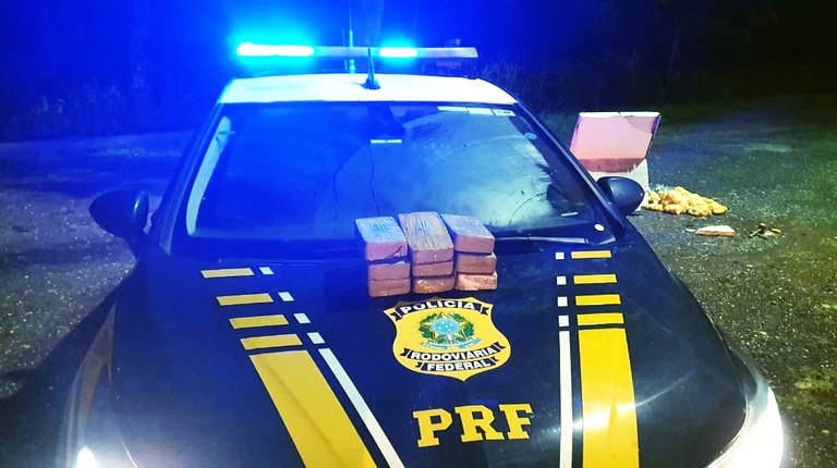 PRF encontra 12 kg de pasta base de cocaína em caixa térmica dentro de ônibus