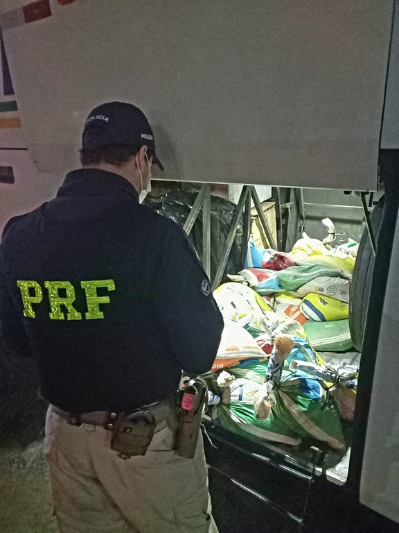 Polícia Rodoviária Federal apreende ônibus transportando minério de forma ilegal