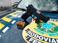 PRF aborda condutor de carreta que realizava manobras perigosas e encontra arma de fogo dentro do veículo