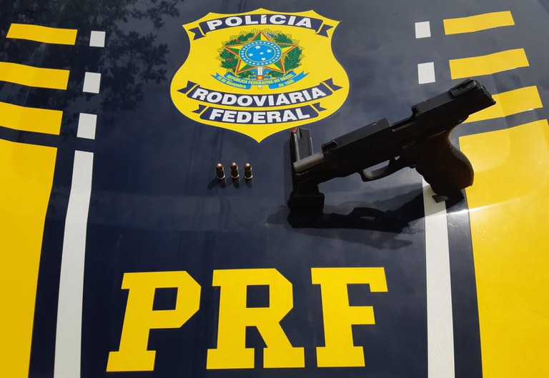PRF apreende arma de fogo ilegal e prende condutor de veículo na cidade de Peixoto de Azevedo-MT