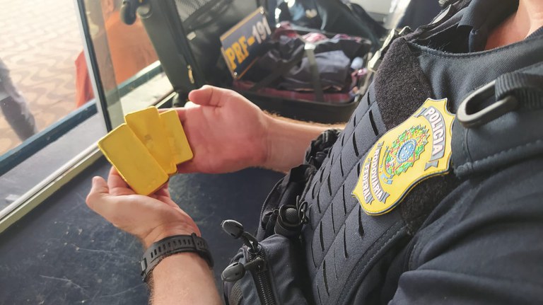 PRF, em Rondonópolis/MT, apreendeu quase 2 quilos de ouro sendo transportado ilegalmente por passageiro de ônibus interestadual