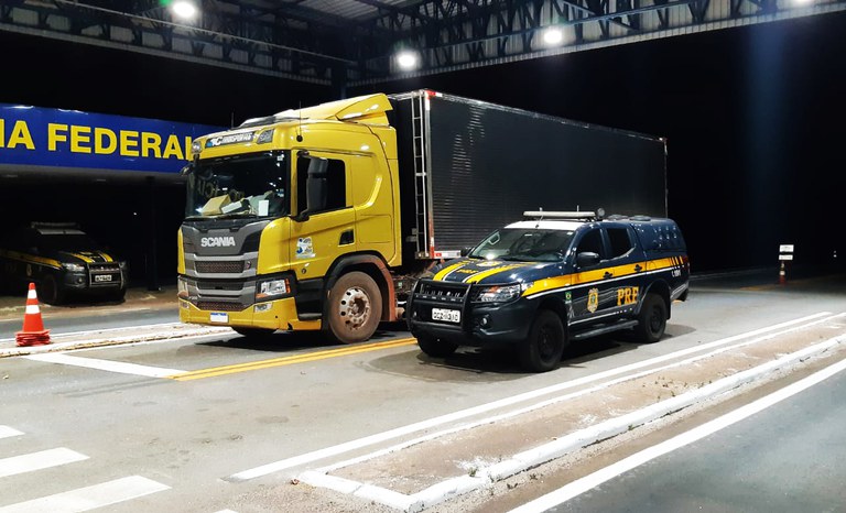 PRF prende homens suspeitos de praticar crime de receptação de caminhão