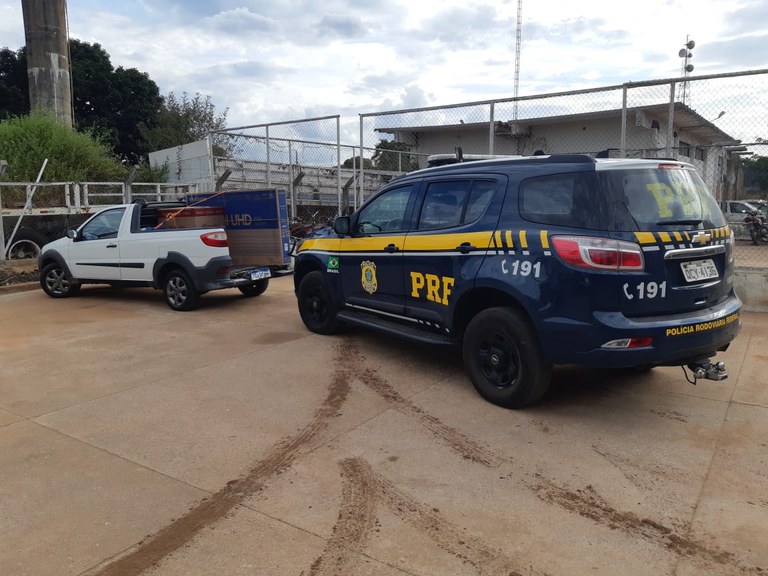 PRF recupera carro furtado em Cáceres MT
