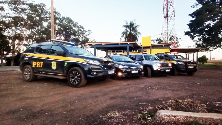 2 carros alto ara2.jpg