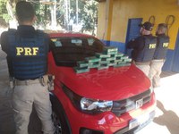 PRF recupera motocicleta furtada e apreende drogas em painel de carro