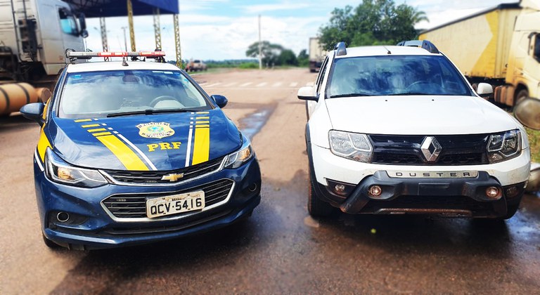 PRF recupera veículo roubado que foi abandonado em pátio de universidade