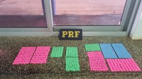 PRF apreende 1.000 comprimidos de ecstasy em ônibus na BR-163 em Sorriso (MT)