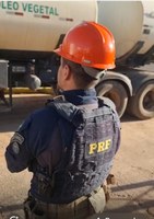 PRF apreende grande quantidade de cloridrato de cocaína escondida em caminhão-tanque em Cuiabá