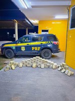 PRF apreende grande quantidade de drogas em veículo transportado por guincho na BR-070, em Primavera do Leste (MT)
