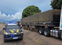 PRF intercepta carreta trafegando sem 14 pneus na BR-364 em Rondonópolis (MT)