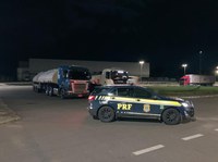 PRF flagra duas carretas de SP transportando etanol, sem documentação fiscal, para postos na capital mineira