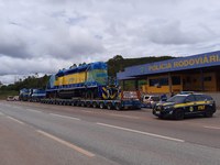 PRF retém locomotiva como carga excedente que colocava em risco a segurança dos motoristas na BR-040