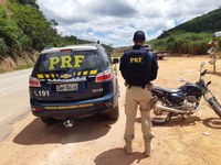 PRF recupera motocicleta produto de crime e prende condutor inabilidade em Padre Paraíso (MG)