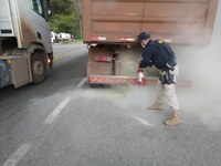 PRF apreende carreta carregada transitando com sistema de freio defeituoso