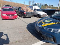 Após acidente, populares saqueiam carga de biscoito e são presos na BR 381