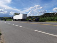 PRF prende caminhoneiro dirigindo embriagado na BR-262, em Bom Despacho (MG)