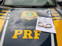 PRF prende motorista com mandado de prisão em aberto no sul de Minas Gerais