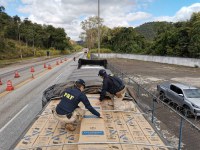 PRF apreende 400 mil maços de cigarros paraguaios na BR-040