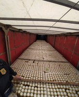 PRF recupera carga de 46.080 latas de cerveja e apreende 3 veículos adulterados em Extrema (MG)