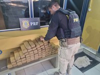 Durante atendimento à sinistro de trânsito, PRF localiza maconha e anabolizante em Uberlândia (MG)