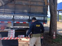 PRF apreende 160 mil maços de cigarros Paraguaios na BR 153 em Monte Alegre de Minas (MG)