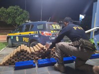 PRF apreende 177 kg de maconha e 2 kg de cocaína em veículo com uma criança de 2 anos