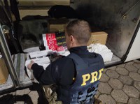 PRF apreende ônibus com cigarros, celulares, tênis e roupas na Fernão Dias, em Oliveira (MG)