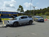 Em Poços de Caldas (MG), PRF prende homem com veículo roubado