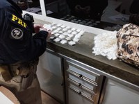 PRF apreende mais de 2.000 papelotes com Cocaína em ônibus na BR 381 em Oliveira (MG)