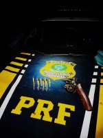 PRF prende passageiro de ônibus com um revólver na BR-365
