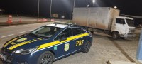 PRF recupera veículo de carga furtado e prende o condutor em Oliveira (MG)