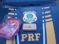 PRF prende taxista e passageiro com cerca 1 kg de crack na BR-262, em Florestal (MG)