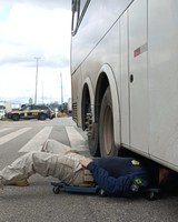PRF e ANTT apreendem ônibus clandestinos com problemas no freio na BR-381, em Betim (MG)