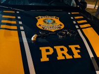 Após tentativa de fuga, PRF prende um adulto e dois menores com arma de fogo em Poços de Caldas (MG)