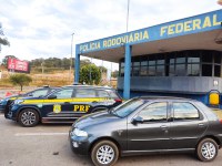 Em Betim (MG), PRF prende 2 homens e recupera veículo furtado