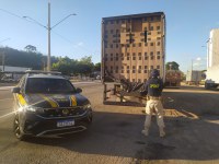 PRF apreende caminhão carregado com mais de 12 milhões de cigarros em Muriaé (MG)